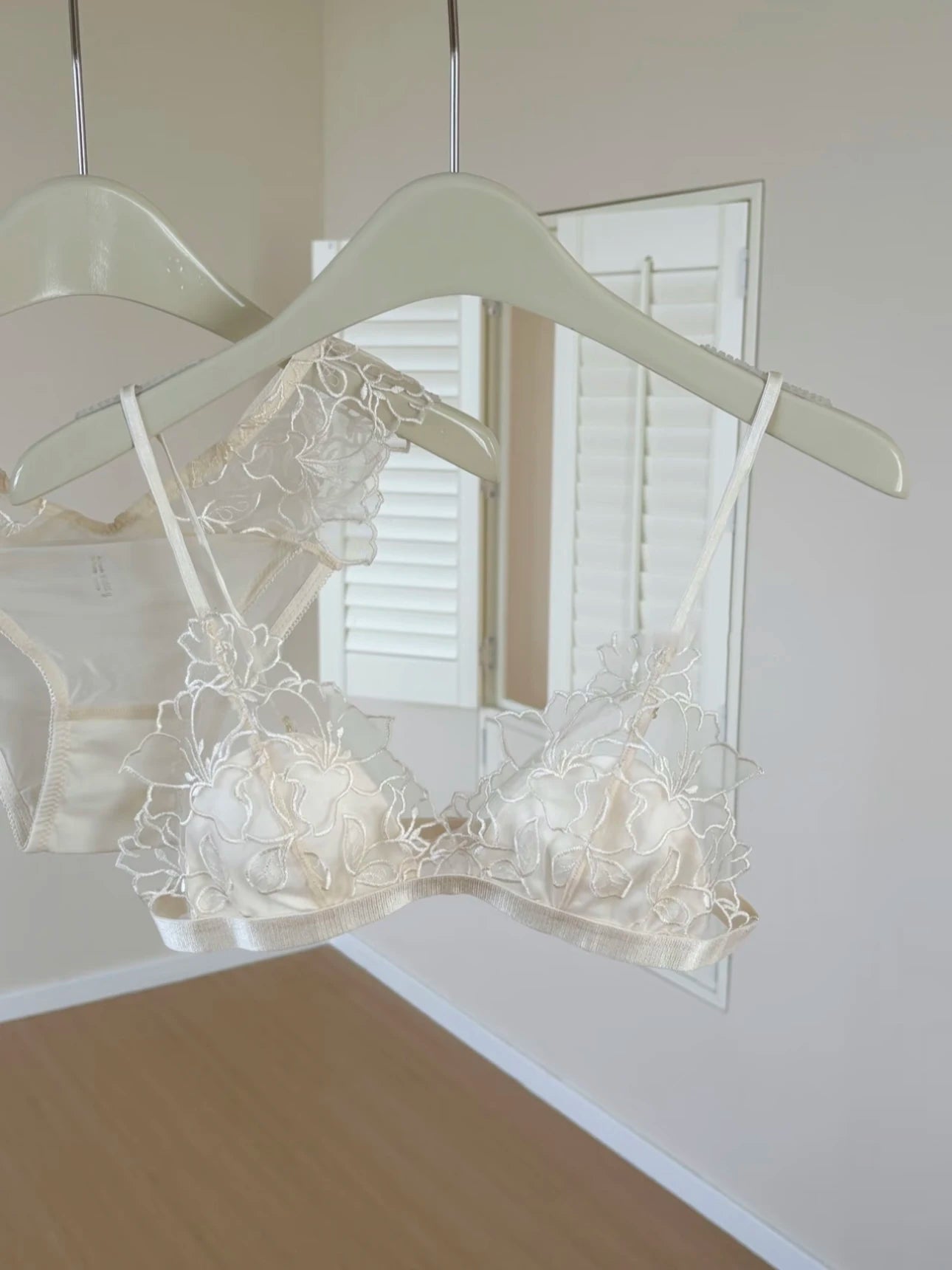 French Embroidery Lace Bralette Wireless Triangle Cup Bra for Women Elegant Lingerie Set Thin Straps Small Chest Cover MOYISU