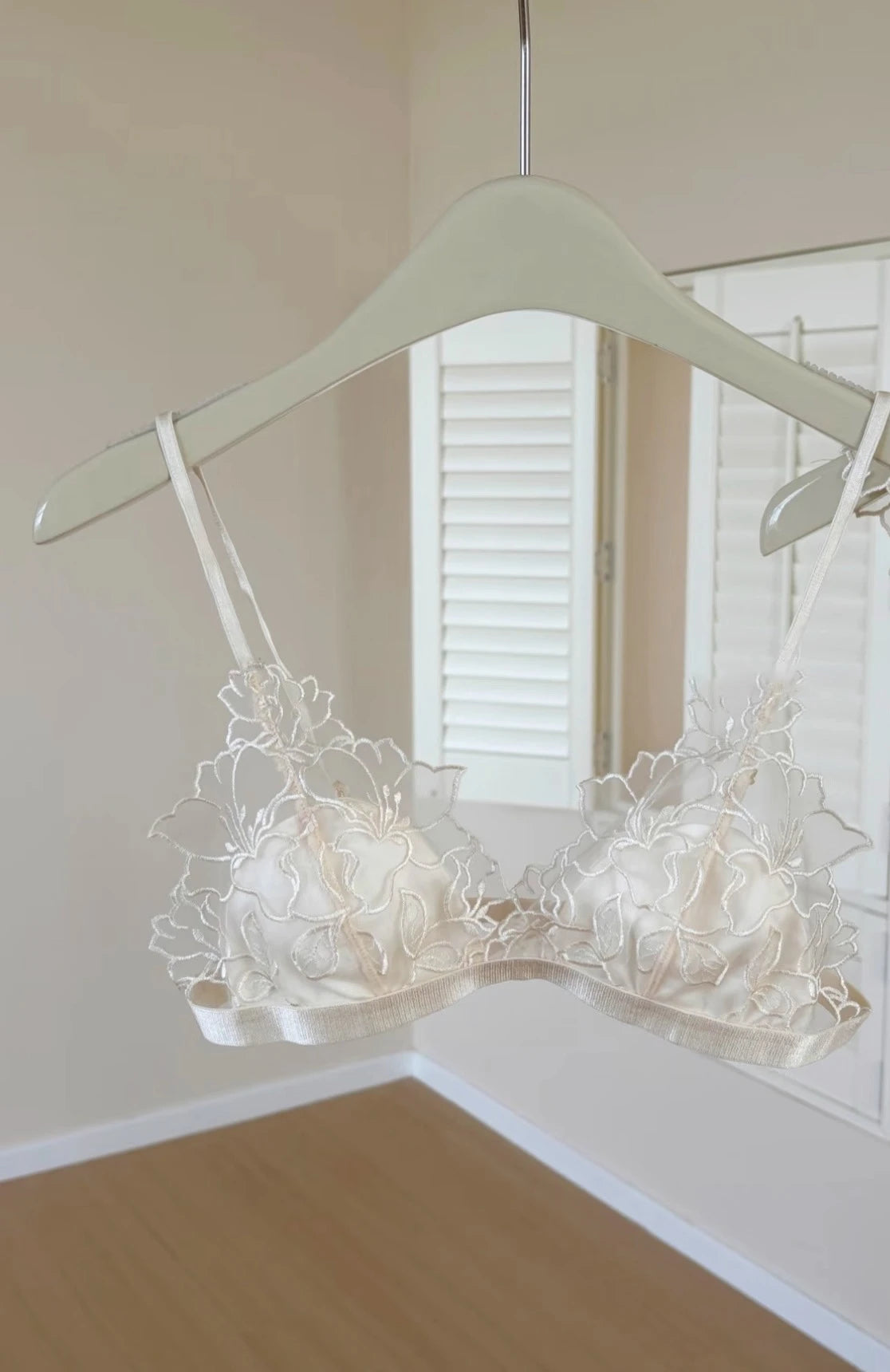 French Embroidery Lace Bralette Wireless Triangle Cup Bra for Women Elegant Lingerie Set Thin Straps Small Chest Cover MOYISU