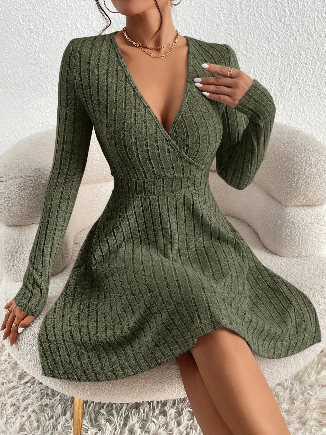 Winter New V-neck Sexy Waistline A-line Umbrella Skirt Big Swing Long-sleeved Knit Dress