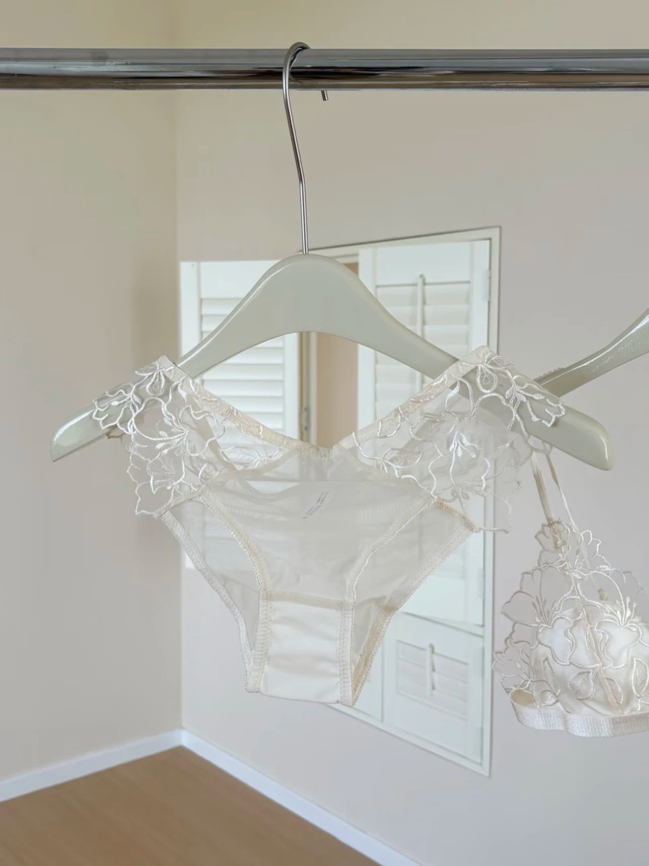 French Embroidery Lace Bralette Wireless Triangle Cup Bra for Women Elegant Lingerie Set Thin Straps Small Chest Cover MOYISU